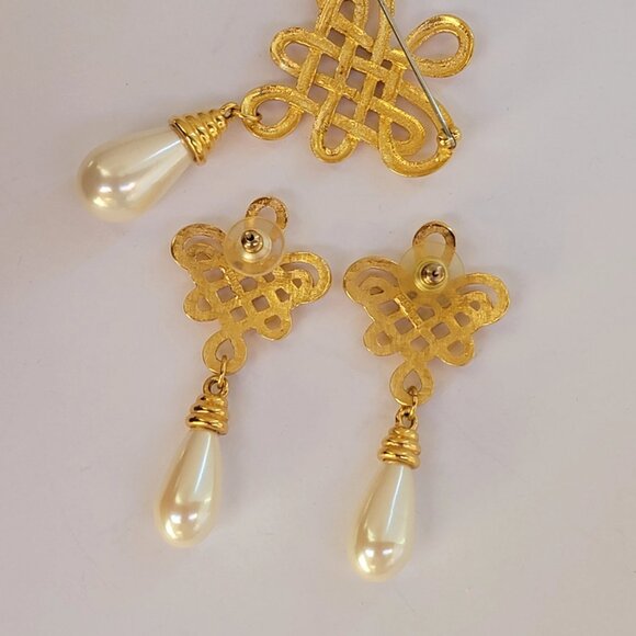 Alfred Sung Vintage Faux Tear Drop Pearl Love Knot Design Earring and Brooch Set - Picture 10 of 10